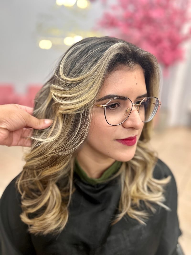 Moreno iluminado mel feito no Studio Keila Queiroz
